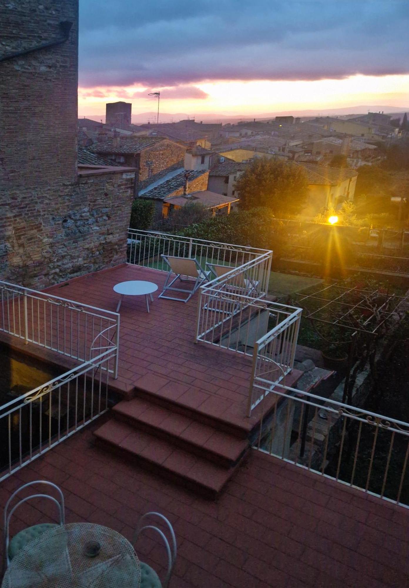Appartamento Le Palme Con Terrazze In Centro San Gimignano Exterior foto